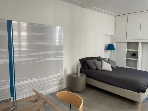 une chambre avec un lit, une table et une chaise dans l'établissement Au cœur du Marais, un joli studio !, à Paris