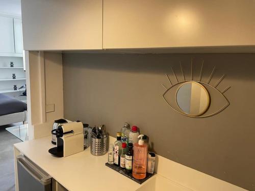 - un comptoir de cuisine avec une cafetière et un miroir dans l'établissement Au cœur du Marais, un joli studio !, à Paris