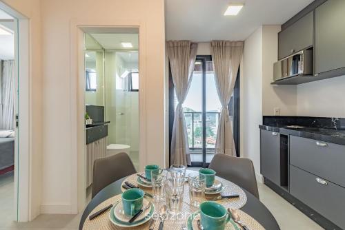 a kitchen and dining room with a table and chairs at MHF II - Apts Variados em Prédio com Vista para o Mar em Itapema in Itapema