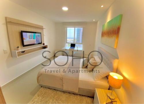 un salon avec un canapé et une télévision dans l'établissement Apartamentos Oceana - Cerca al Buenavista by SOHO, à Barranquilla