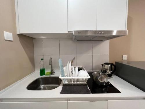 Η κουζίνα ή μικρή κουζίνα στο The Orkid HorizonSuitesKLIA Netflix