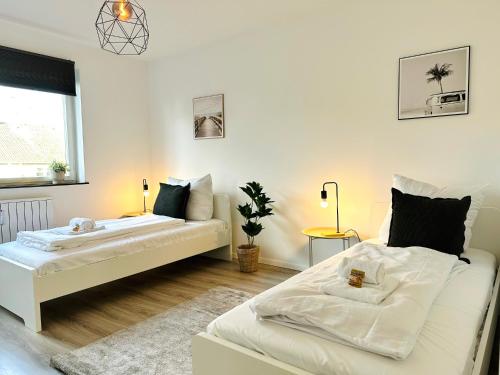 a living room with two beds and a couch at Großzügige Wohnung - 6 Personen-3 Schlafzimmer- Parkplatz- Waschmaschine-2 Balkone in Wolfsburg