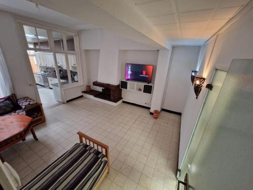 un salon avec un canapé et une télévision dans l'établissement Cœur de Saint-Pol, à Dunkerque