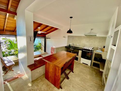 伊利亚贝拉Casas do Mar的一间厨房,内设一张木桌