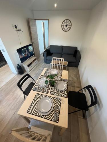 a living room with a table and a couch at Appart 4 personnes proche PARIS Tour Eiffel in Meudon