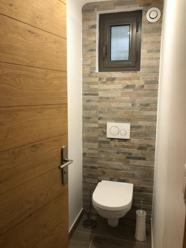 une salle de bain avec toilettes et fenêtre dans l'établissement Villa MAJOULIÈRE, à La Ciotat