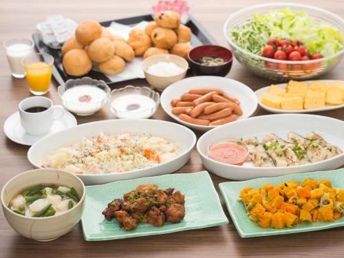 a table topped with bowls of different types of food at Sotetsu Fresa Inn Chiba Kashiwa in Kashiwa