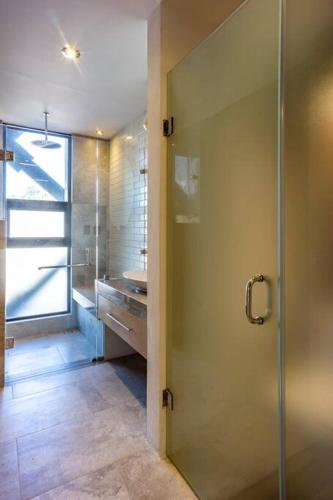 a bathroom with a shower and a glass door at Espectacular PENTHOUSE en Centro de Puebla in Puebla