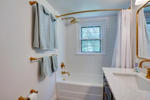 Un baño blanco con bañera y lavabo. en Virginia Retreat on Wicomico River with Dock!, en Reedville