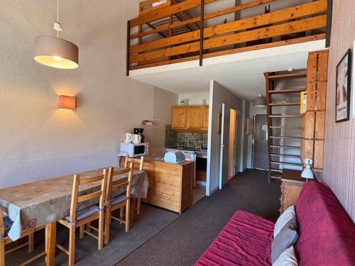 une cuisine et une salle à manger avec une table et une salle à manger gmaxwell gmaxwell gmaxwell gmaxwell dans l'établissement Charmant Duplex à Autrans, 6 pers, 45m², Proche Pistes et Commerces, Balcon Sud - FR-1-737-58, à Autrans