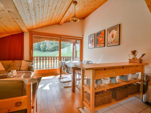 un salon avec une table et un canapé dans l'établissement Appartement cosy à 400m du centre, proche pistes, balcon, parking, 6 pers, linge inclus - FR-1-684-13, à Morzine