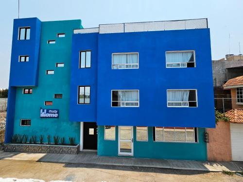 a blue building in front of a building at Sensity Home Departamento 1, Hogareño, Amplio Luminoso in Tehuacán