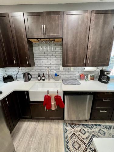 Η κουζίνα ή μικρή κουζίνα στο Calm 4BR-3BA 10 min DT Airport by LSP Homes