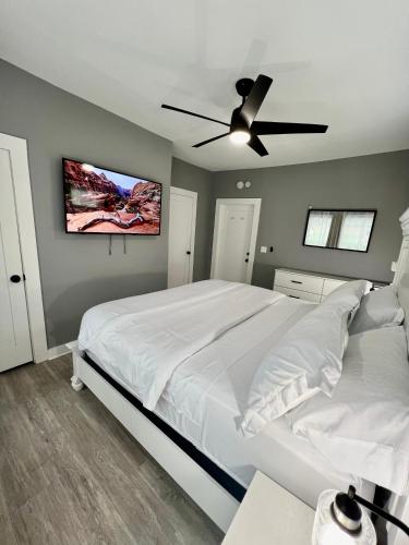 Ένα ή περισσότερα κρεβάτια σε δωμάτιο στο Calm 4BR-3BA 10 min DT Airport by LSP Homes