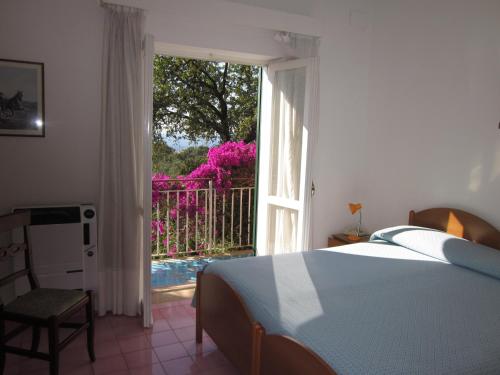 Un pat sau paturi într-o cameră la Hotel Villa Degli Aranci