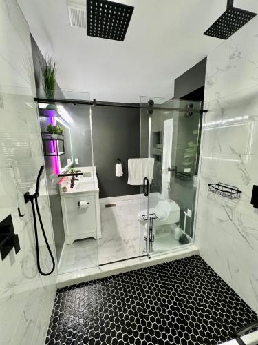 Ένα μπάνιο στο Calm 4BR-3BA 10 min DT Airport by LSP Homes