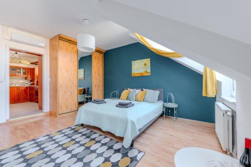 ブダペストにあるCozy flat in the heart of Budaの青い壁のベッドルーム1室(ベッド1台付)