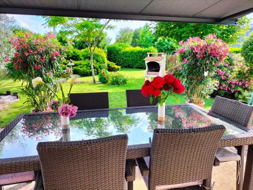 Photo de la galerie de l'établissement La Moderne - 24 heure du Mans - Parking privé, à Teloché