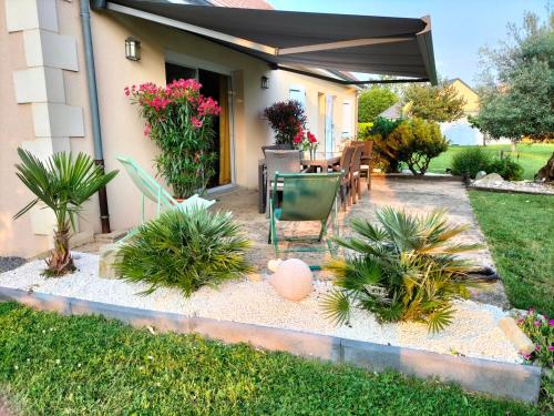 Photo de la galerie de l'établissement La Moderne - 24 heure du Mans - Parking privé, à Teloché