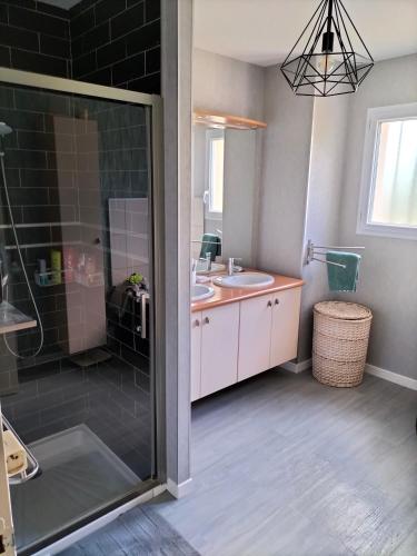 Photo de la galerie de l'établissement La Moderne - 24 heure du Mans - Parking privé, à Teloché