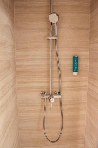 une douche avec pommeau de douche dans une salle de bain dans l'établissement Le Petit Clos au coeur de Puligny-Montrachet, à Puligny-Montrachet