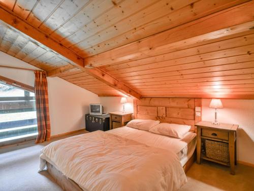 Posteľ alebo postele v izbe v ubytovaní Appartement cosy à 400m du centre, proche pistes, balcon, parking, 6 pers, linge inclus - FR-1-684-13