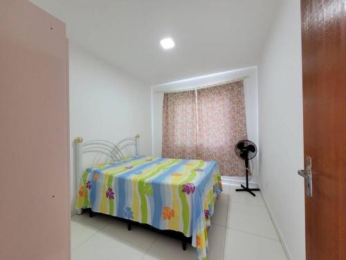 a bedroom with a bed in a room with a window at Casa de praia com wi-fi in Barra Velha