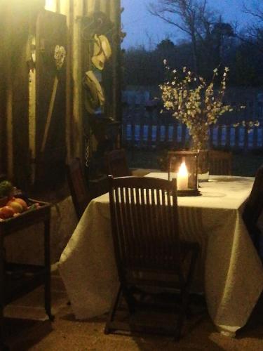 une table avec une bougie et une table avec une chaise dans l'établissement Le Chai de Serres, à Artassenx