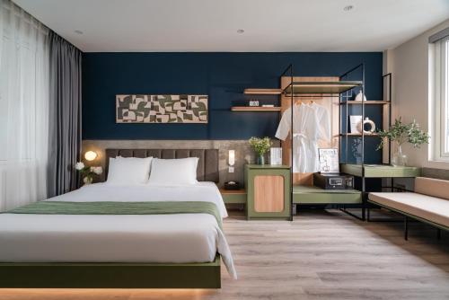 ハノイにあるKeypad Hotel - Linh Langの青い壁のベッドルーム1室(大型ベッド1台付)