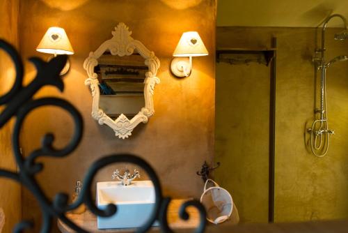 a bathroom with a sink and a mirror at Les Chambres du Vivier, chambres d'hôtes et gîte - à 100m - in Durbuy