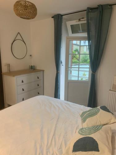 une chambre avec un lit et une fenêtre dans l'établissement Charmant T2 meublé plein centre et proche plage, à Dinard