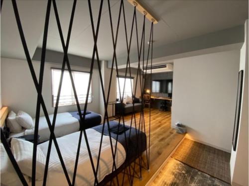 ein Schlafzimmer mit zwei Betten in einem Zimmer in der Unterkunft Fukuyama Royal Hotel - Vacation STAY 36228v in Fukuyama
