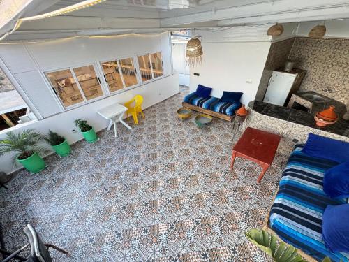 塔哈佐特Jada surf house taghazout的享有空中景致,设有带蓝色家具的客厅。