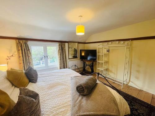 Postel nebo postele na pokoji v ubytování Beautifully Quaint Cottage