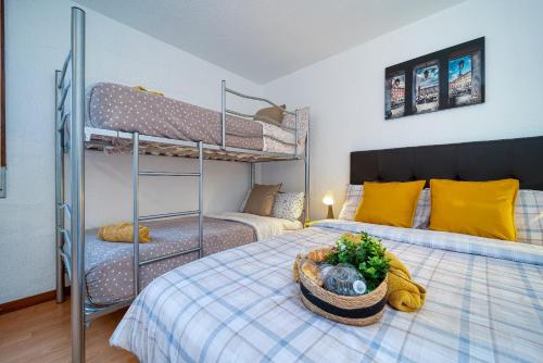 a bedroom with two bunk beds and a basket of greens at P CasaCafe Madrid Calle Carlos Dubois 3 in Madrid