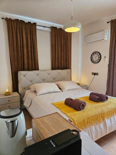 Postel nebo postele na pokoji v ubytování ROOMS by Emmelia Group