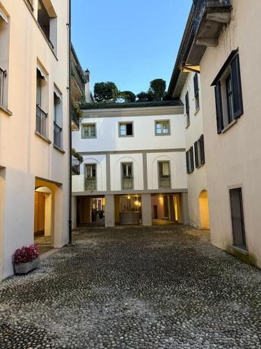 an empty courtyard of a large white building at Il Paese delle Vacanze in Omegna