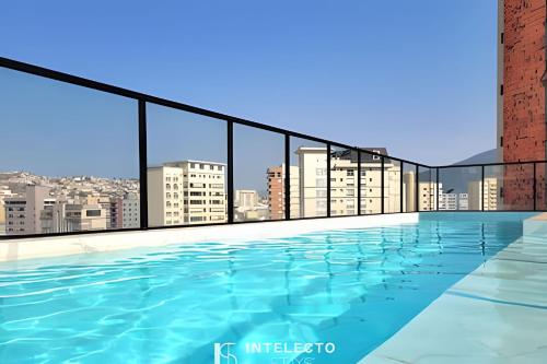 a swimming pool on the roof of a building at Residencial GO 305 - in Poços de Caldas