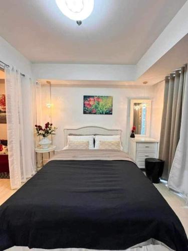 Postel nebo postele na pokoji v ubytování A2Z Staycation at Azure Urban Residences