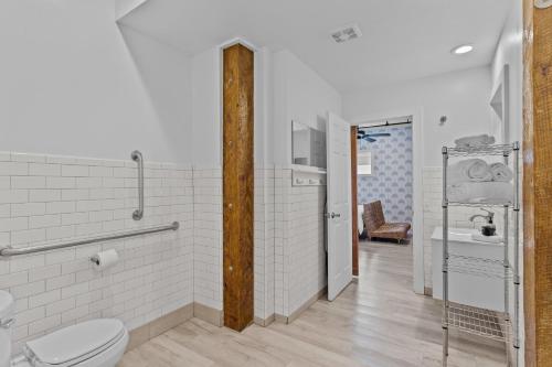 a bathroom with a toilet and a sink at Guest House Topsail in Topsail Beach