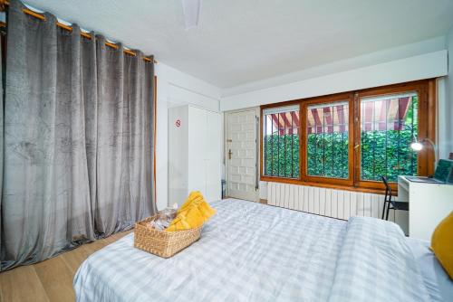 a bedroom with a bed and a window at P CasaCafe Madrid Calle Carlos Dubois 3 in Madrid