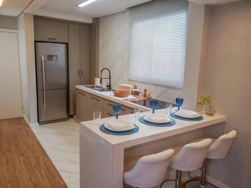 Una cocina o cocineta en Lindo e Moderno na praia do Gonzaga com ar