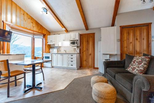 Dapur atau dapur kecil di Chalets Lac à la Truite