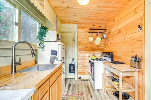 Una cocina o zona de cocina en Pet-Friendly Catskills Retreat Fire Pit and Deck!