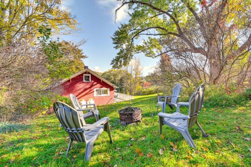 Jardín al aire libre en Pet-Friendly Catskills Retreat Fire Pit and Deck!