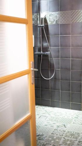 Bilik mandi di Suit'Home Jacobins