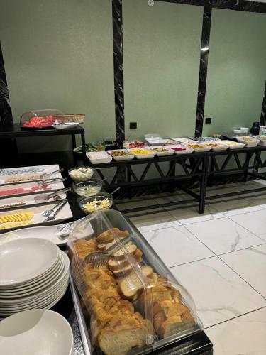 ein Buffet mit Gebäck und Speisen in der Unterkunft Marina Green Suite & Residence in Trabzon