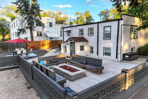 a backyard with a bench and a fire pit at Pikes Divine - Prime Spot BBQ Fire Pit Alfresco in Colorado Springs