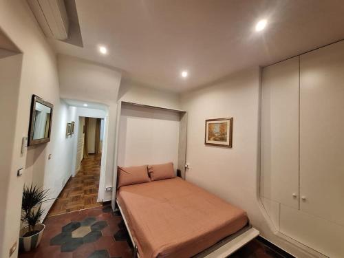 a small bedroom with a bed in a room at Il Talismano-In città -vicino al mare in Savona