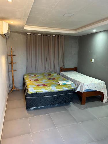 ein Schlafzimmer mit zwei Betten in einem Zimmer in der Unterkunft Recanto do jao in Maragogi